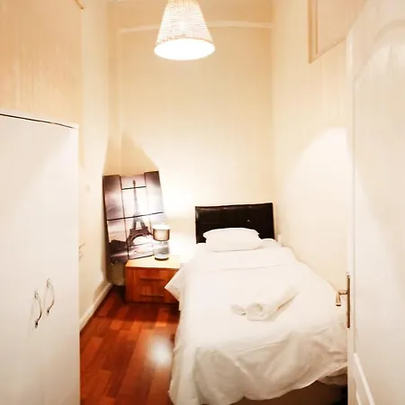 Couette-café Wonderful Vip Huge Suits - 100 Mt To Taksim Square - Best Seller- Free Wifi A